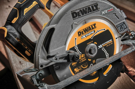 Пила дисковая аккумуляторная DeWalt DCS573NT (без акк, без з/у)